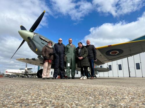 Group photo with Dunc in front of MJ627