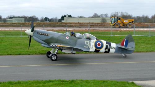 Dunc taxies MJ627 to the runway 