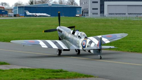 Dunc taxies MJ627 to the runway 